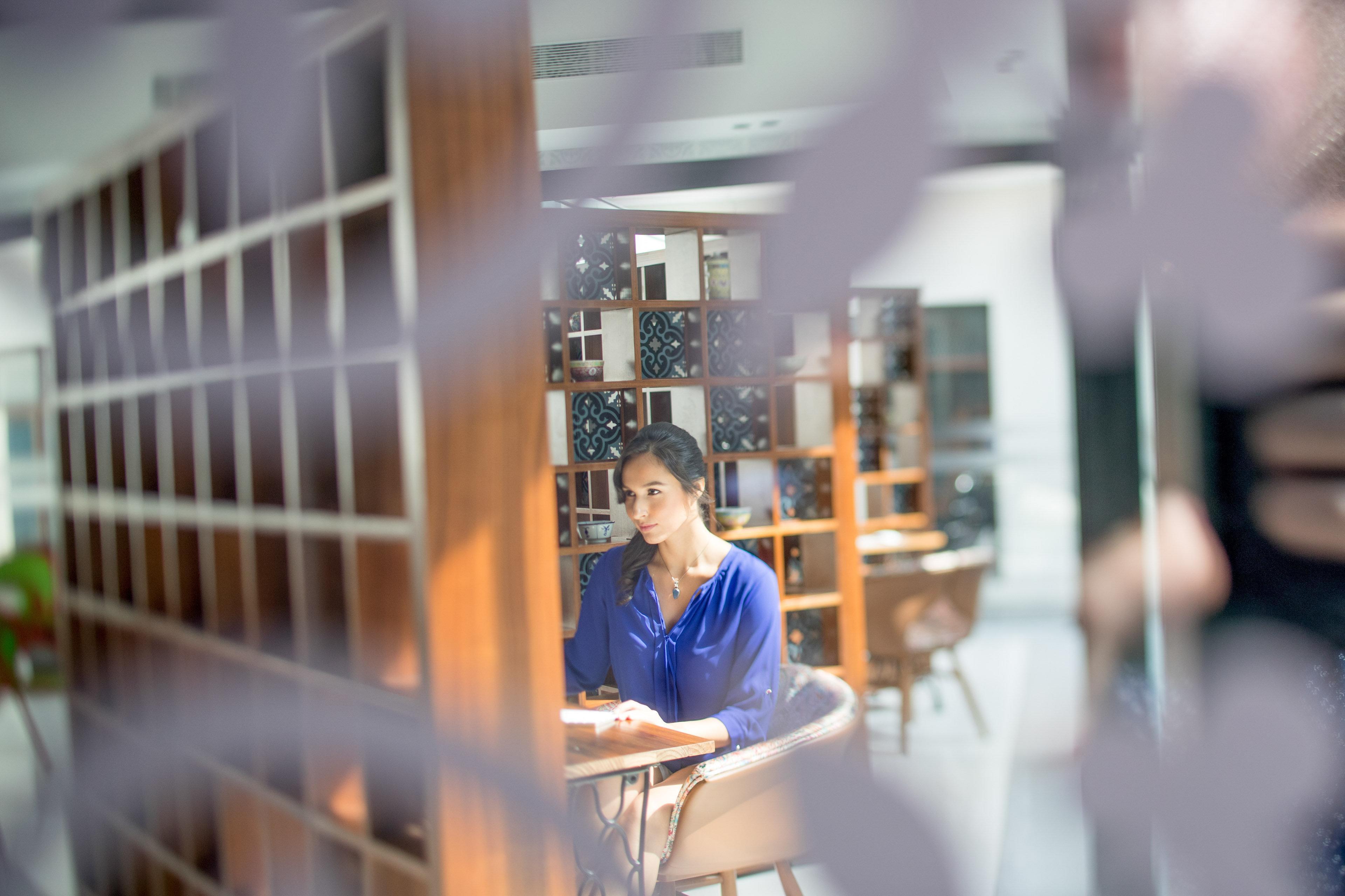 โรงแรมอินดิโก สิงคโปร์ กาตง ภายนอก รูปภาพ A student studying at the library