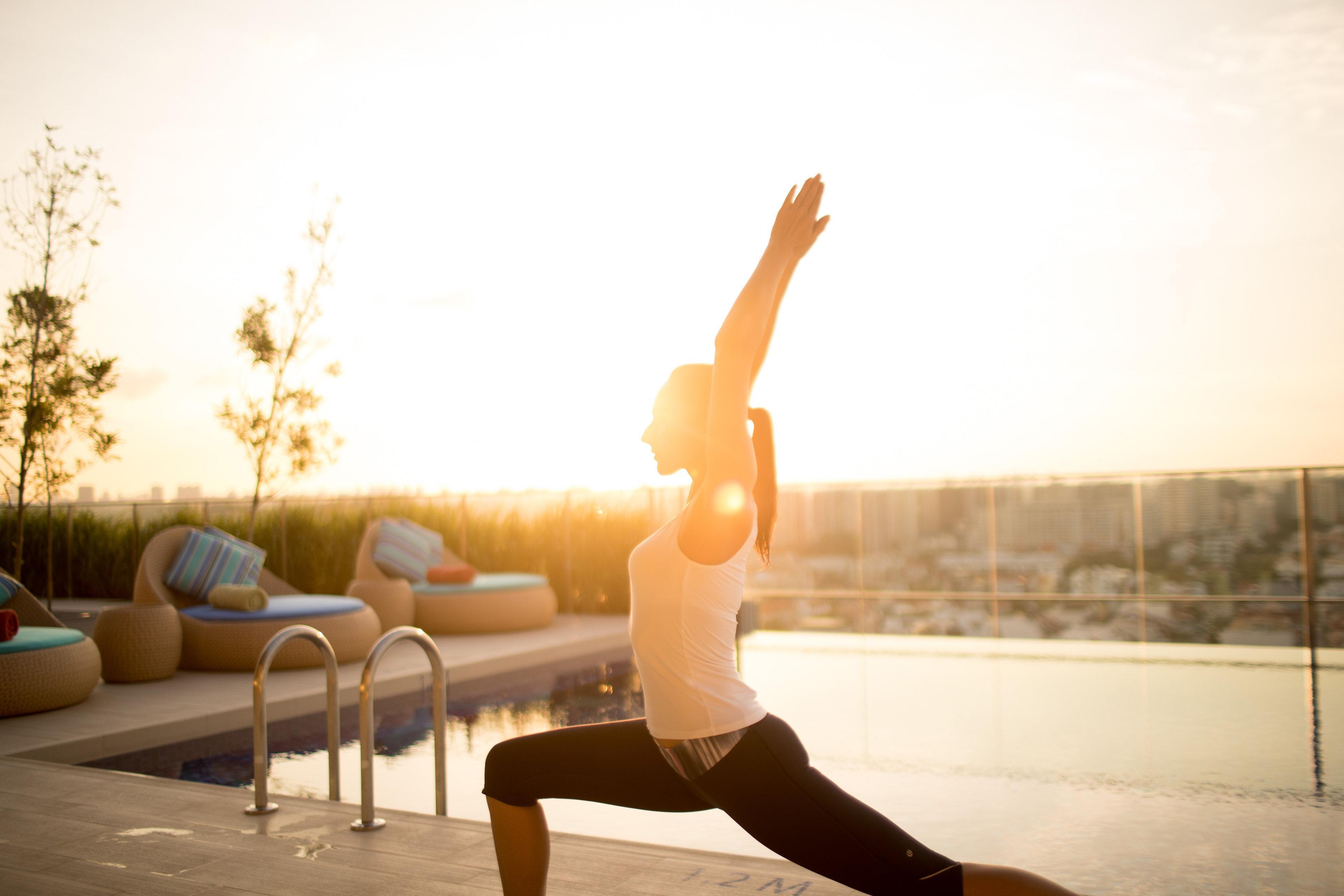 โรงแรมอินดิโก สิงคโปร์ กาตง ภายนอก รูปภาพ A woman practicing yoga