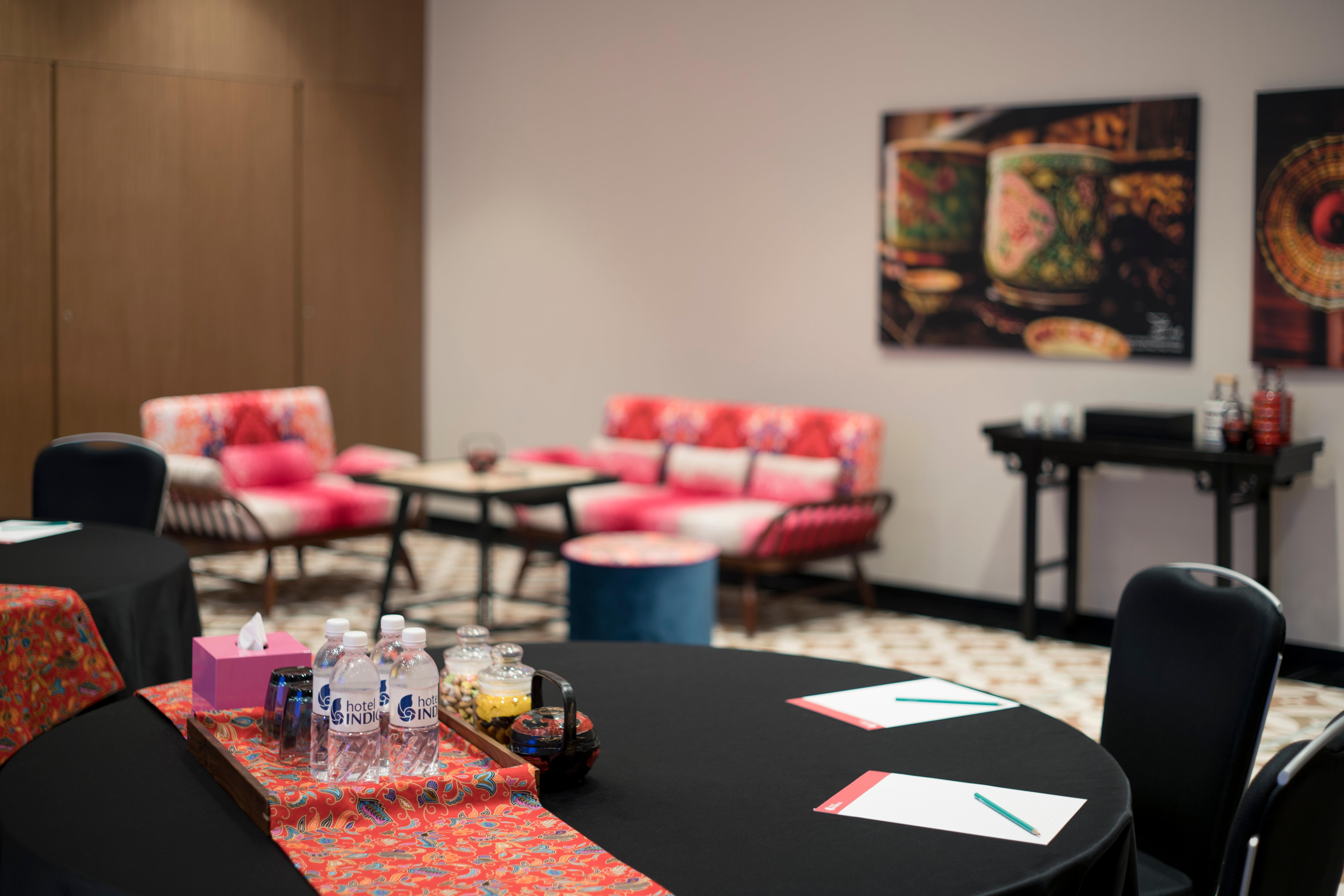 โรงแรมอินดิโก สิงคโปร์ กาตง ภายนอก รูปภาพ The meeting room at the 2019 World Economic Forum