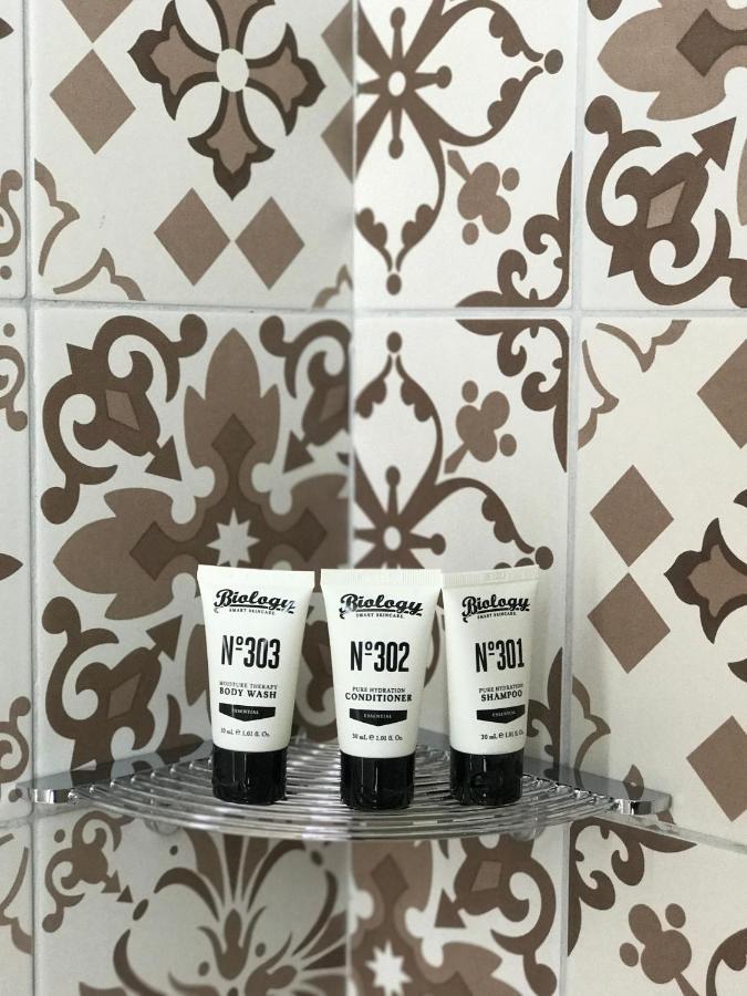 โรงแรมอินดิโก สิงคโปร์ กาตง ภายนอก รูปภาพ A selection of hair care products by the company.