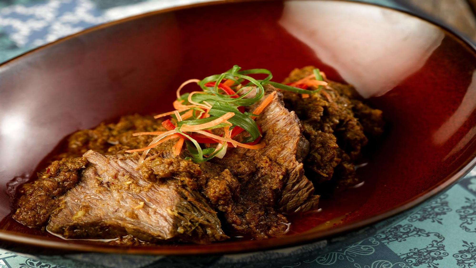 โรงแรมอินดิโก สิงคโปร์ กาตง ภายนอก รูปภาพ A plate of rendang