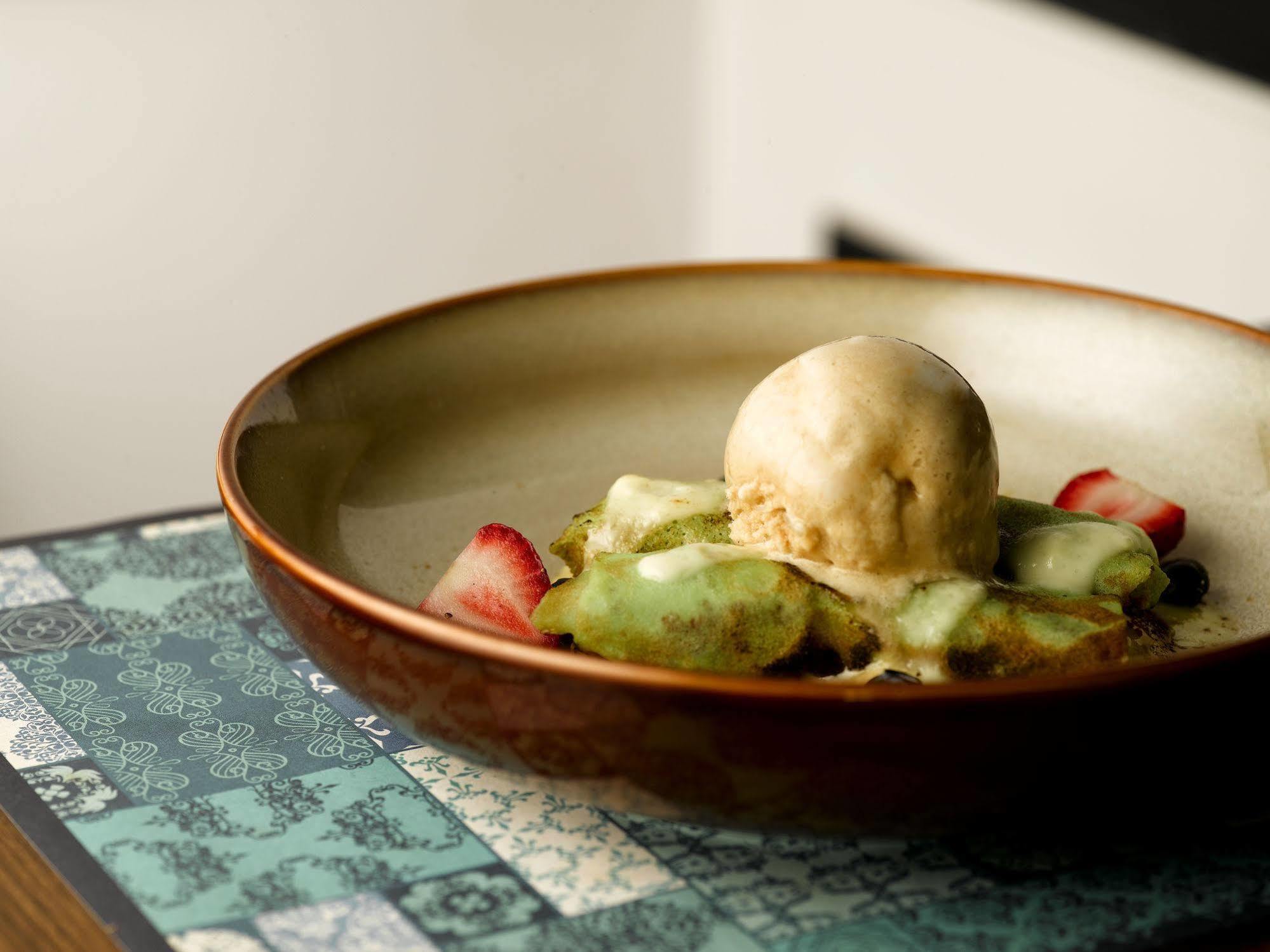 โรงแรมอินดิโก สิงคโปร์ กาตง ภายนอก รูปภาพ A bowl of ice cream with fruit